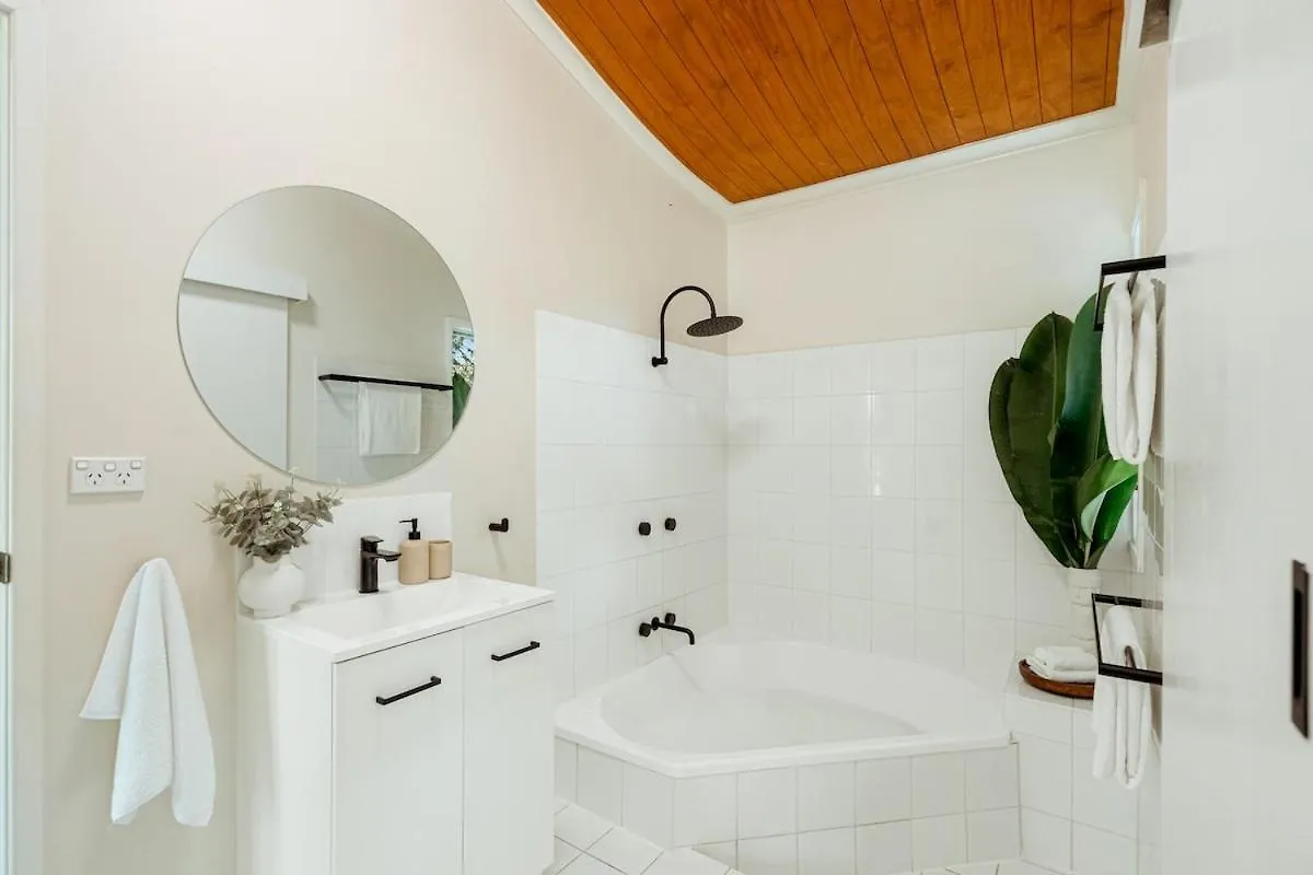 Reinwood Retreat - A Home Nestled In The Treetops Of A Rainforest Trinity Beach Holiday home